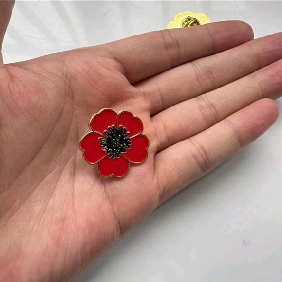 Poppy Pin / Remembrance Day Brooch 💮 - Picture 3 of 6